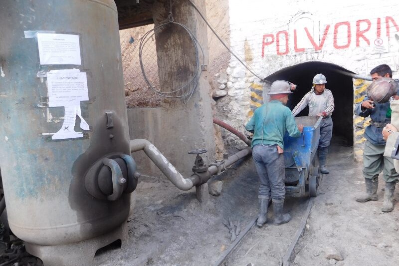 minatori nella miniera di Potosi in bolivia sconfort zone||||