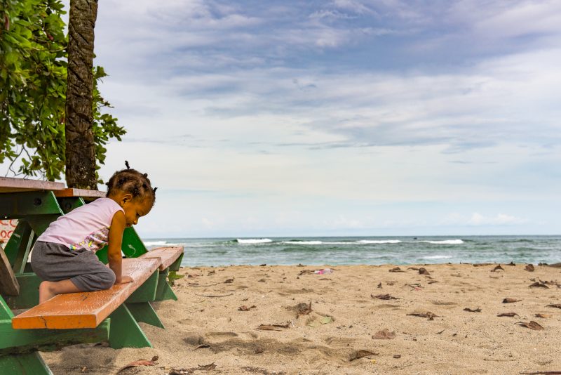 playa soledad Capurganà nel Chocò Colombia bambina in spiaggia sopra ad una panchina|città coloniale in pietra Barichara Colombia|arcobaleno in colombia|murales bogotà streetart|processo di lavorazione del caffè in una vera finca cafetera in località Salento in Colombia|Foresta tropicale in Colombia a Capurganà