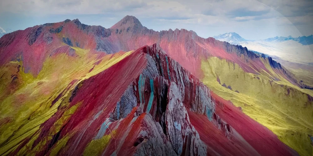 Paesaggio montagne arcobaleno