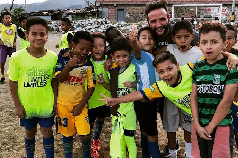 |Cabo de la vela Colombia regione della Guajira ai confini con il Venezuela deserto sul mar dei Caraibi|comuna 13 progetto solidale scomfort zone medellin colombia|Foto di gruppo con i bambini della Comuna 13|graffiti murales comuna 13 medellin colombia|le case della comuna 13 medellin colombia|i bambini di sembrando paz medellin colombia|scomfort zone alla comuna 13 medellin|yenni martinez e sara comuna 13 medellin|maglia da calcio numero 9 Comuna 13|mattia fiorentini alla comuna 13 squadra di calcio bambini medellin colombia|Comuna 13 Medellin Colombia costruzione spogliatoio per campo da calcio bambini|Divisa calcio Sembrando Paz y Esperanza squadra bambini Comuna 13 Medellin Colombia|Logo segirovagandoio Scomfort zone Mattia Fiorentini ricamato su maglie squadra Comuna 13 Medellin Colombia
