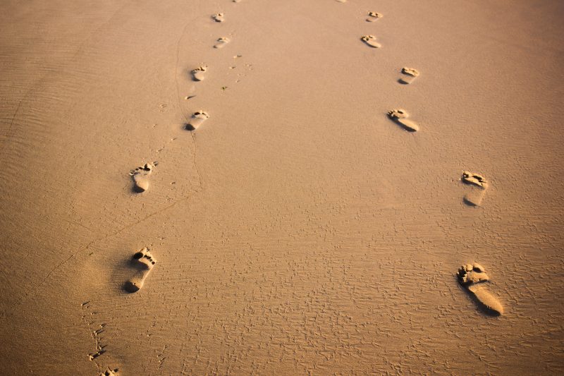 Piedi sulla sabbia scomfort zone traccia cammino personale in viaggio